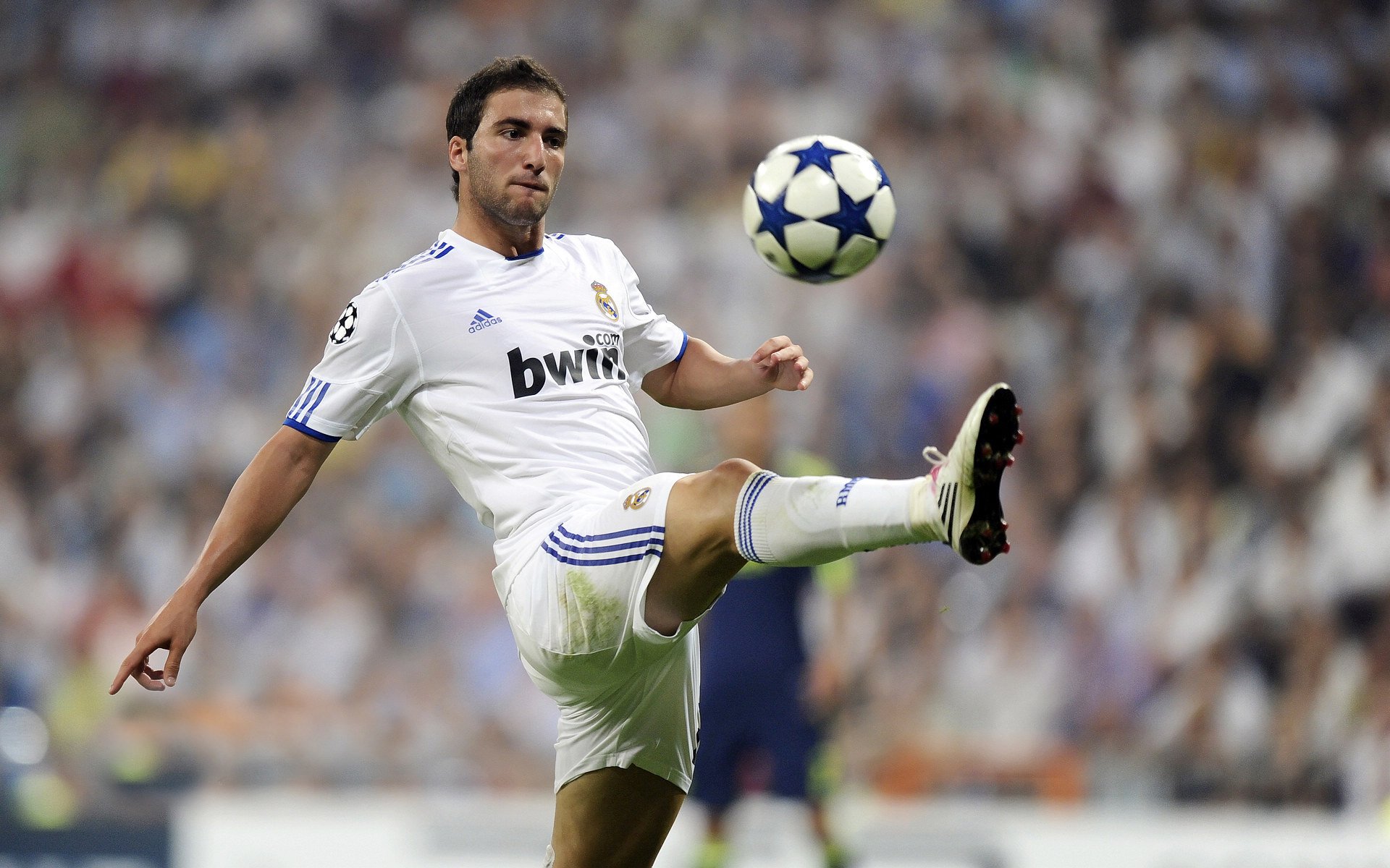 比利亚雷亚尔遭遇主场失利,积分榜排名下滑,比利亚雷亚尔主力前锋