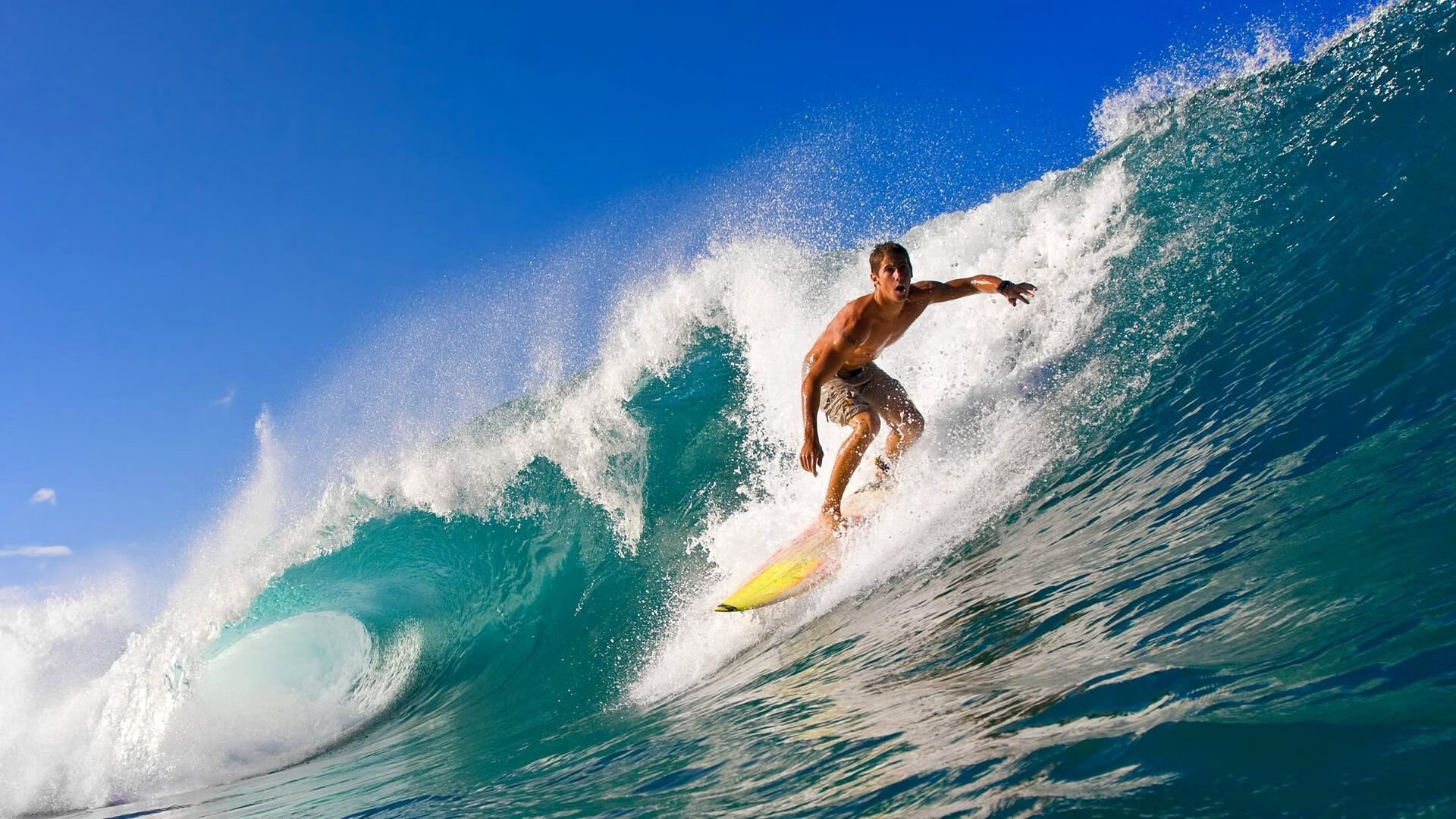 九游体育官网-_城市天台：高楼顶部举办的惊险网球比赛_，楼顶网球场效果图