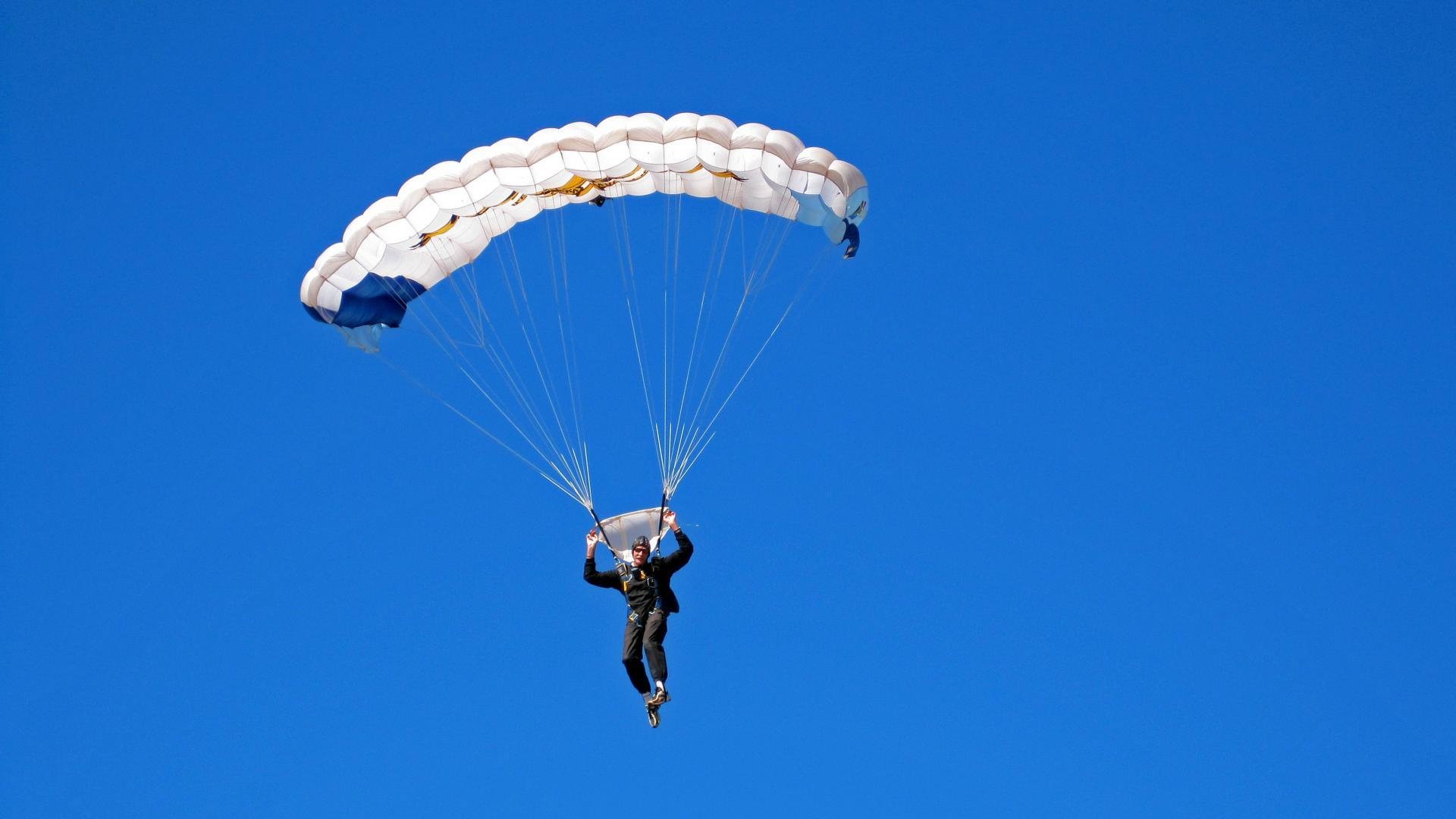 极限悬崖飞跃挑战赛,勇敢者的极地极限盛宴,极限运动跳崖