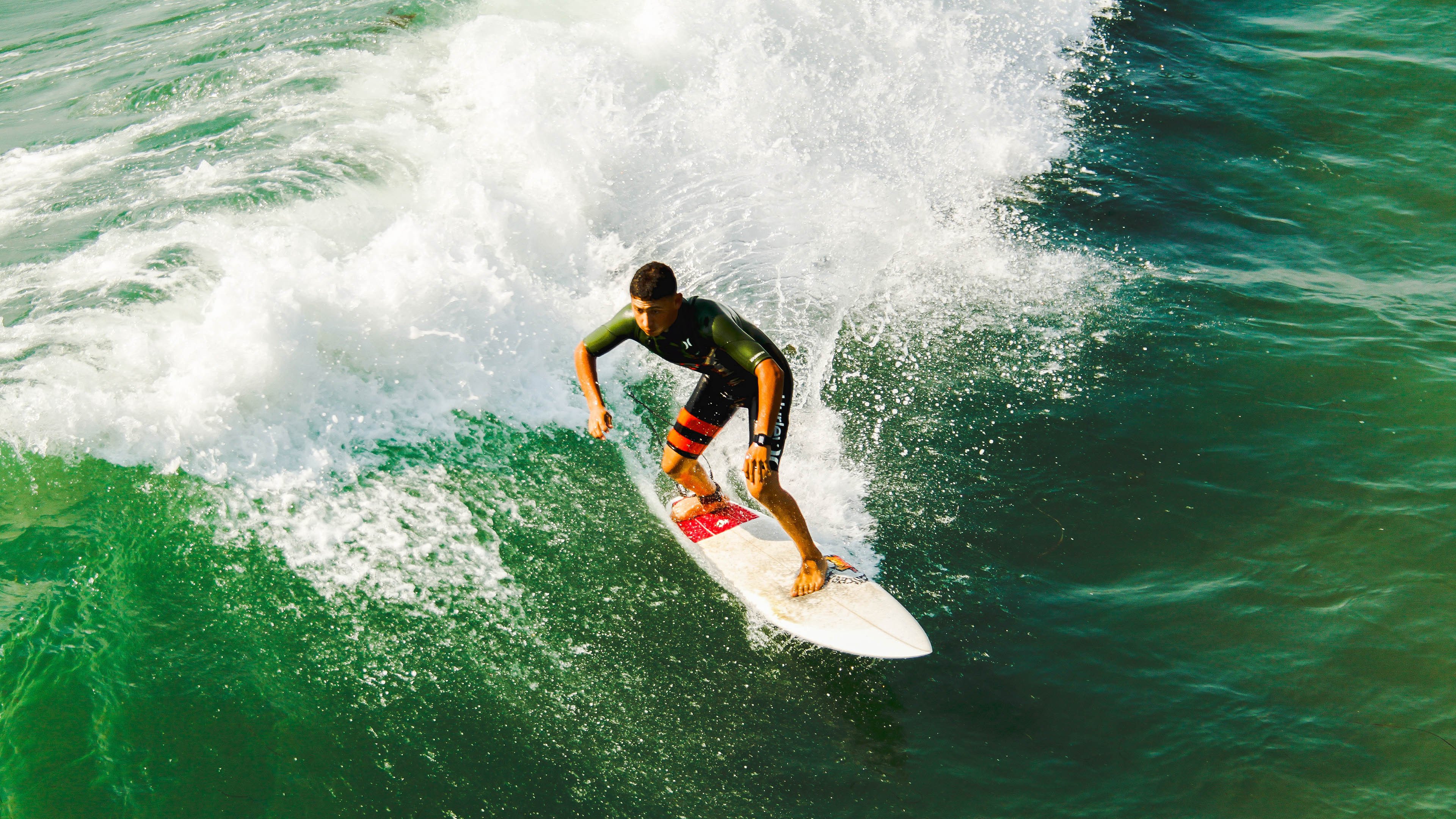 青少年足球比赛现场精彩纷呈，团队合作与个人能力齐飞，青少年足球比赛视频